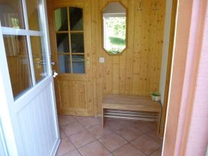 um quarto de madeira com um banco e uma janela em Holiday apartment Luxhof em Sankt Märgen