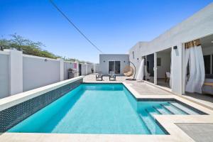 a swimming pool in the backyard of a house at Sabana Liber 12-R in Noord
