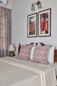 Letto o letti in una camera di Durbar Hall Residence Kochi - a VKation Experience