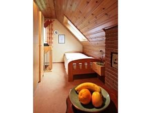 Appealing apartment in Motten في Motten: غرفة بها سرير وصحن من الفواكه