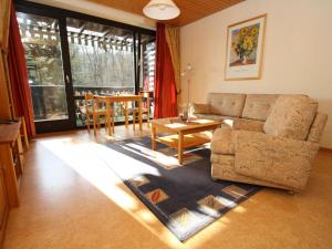 ein Wohnzimmer mit einem Sofa und einem Tisch in der Unterkunft Apartment house Schiefertal, Wieda in Wieda