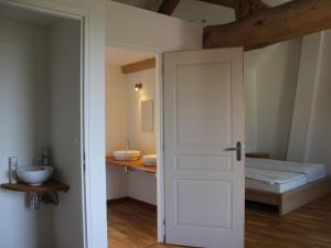 ein Bad mit einer Tür, die zu einem Schlafzimmer führt in der Unterkunft Boutique Holiday Home in Bouix with Garden in Bouix
