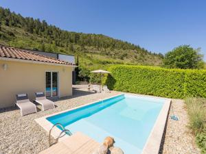 een zwembad voor een huis bij Mesmerising villa in Les Vans with private pool in Les Vans