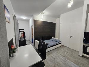 salon z łóżkiem i stołem w obiekcie Spílerapartman 1 w mieście Balatonalmádi