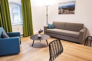 sala de estar con sofá y mesa en Holly GmbH Ferienwohnungen, en Bad Alexandersbad