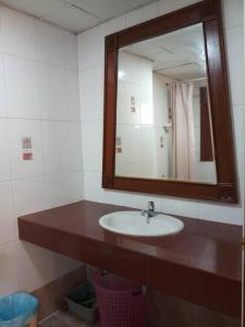 y baño con lavabo y espejo. en Cozy roomy condo near Big C and Payap University, en Chiang Mai
