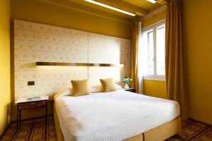 Un dormitorio con una cama grande y una ventana en Dimora San Trovaso Enchanting Four-bedrooms, en Venecia
