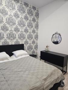 a bedroom with a bed and a wall with wallpaper at Apartment Valgeranna in Audru