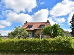 Saint-Honoré-les-BainsにあるUnique Holiday Home in Saint Honor les Bains with Gardenの赤い屋根と木々のあるレンガ造りの家