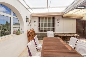 eine Terrasse mit einem Holztisch und Stühlen in der Unterkunft Bandama Country Home - 3BR with garden in Santa Brígida