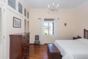 ein Schlafzimmer mit einem Bett, einer Kommode und einem Fenster in der Unterkunft Bandama Country Home - 3BR with garden in Santa Brígida