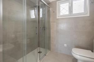 ein Badezimmer mit Dusche und Toilette in der Unterkunft Bandama Country Home - 3BR with garden in Santa Brígida + 36 Fotos