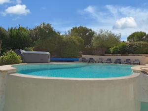- une piscine avec des chaises dans la cour dans l'établissement Villa with heated pool jacuzzi sports field and stunning views, à Montbrun-des-Corbières