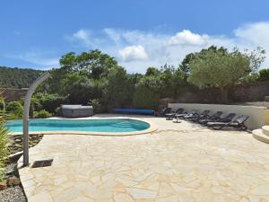 - une piscine avec des chaises dans la cour dans l'établissement Villa with heated pool jacuzzi sports field and stunning views, à Montbrun-des-Corbières
