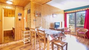 a dining room with a table and chairs at Hippocampe 20 - Appt cosy 4-6 pers in Chamrousse