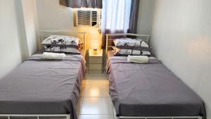 - 2 lits jumeaux dans une chambre avec fenêtre dans l'établissement Mejia Gate 3, à Ormoc