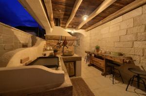 シロにあるVilla Sea Queenの大きなキッチン(シンク、カウンター付)