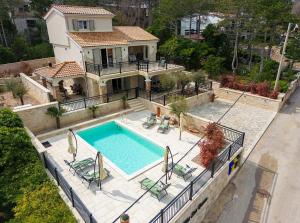 シロにあるVilla Sea Queenのプール付きの家の航空写真