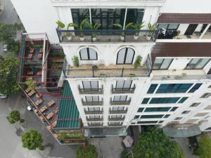 una vista aérea de un edificio con balcón en Nature Hanoi Hotel en Hanói