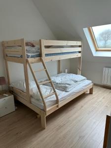 Двухъярусная кровать или двухъярусные кровати в номере Maison chaleureuse, décoration raffinée