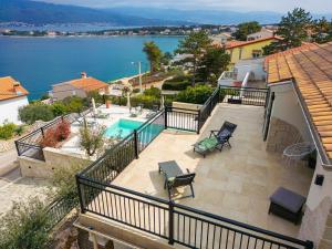 シロにあるVilla Sea Queenのスイミングプール付きの家のバルコニー