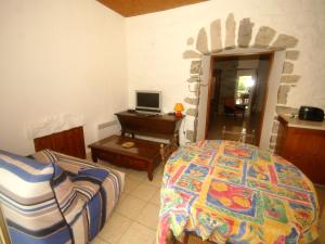 1 dormitorio con cama, sofá y escritorio en Amazing apartment in Lanas with large garden en Lanas