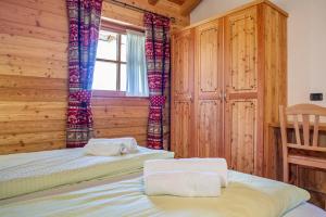 Postelja oz. postelje v sobi nastanitve Trilocale Chalet Camping Faè 7