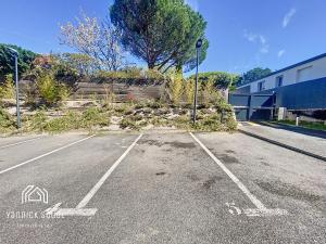 un parking vide devant un bâtiment dans l'établissement L'ORMEAU FLAMINGO, à Toulouse