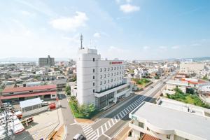 Otelden çekilmiş Setouchi şehrinin genel bir manzarası veya şehir manzarası