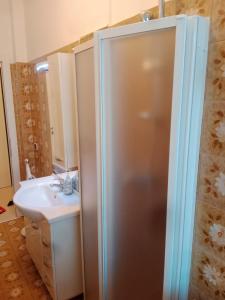 La salle de bains est pourvue d'une douche et d'un lavabo. dans l'établissement Condominio Rinascita - SOLO PER FAMIGLIE- Walterigato Apartments, à Lido di Jesolo