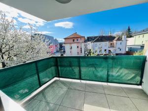 einen Balkon mit Stadtblick in der Unterkunft H5 apartman 2 bedrooms with balcony and free parking in Žilina
