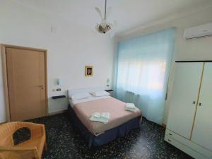een slaapkamer met een bed met twee handdoeken erop bij Villa Silvia b&b in Marina di Camerota