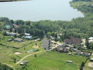 uma vista aérea de uma pequena cidade com um parque em Cottage Heringsdorf em Bansin