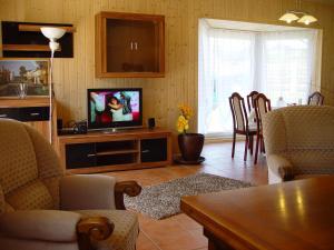 ein Wohnzimmer mit einem Flachbild-TV auf einem Tisch in der Unterkunft Cottage Heringsdorf in Bansin