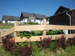 una recinzione di legno di fronte a una casa di Cottage Heringsdorf a Bansin