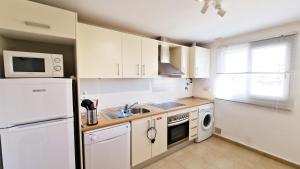 Η κουζίνα ή μικρή κουζίνα στο Lovley Ground Floor 2 Bed Direct Pool Access Free WiFi