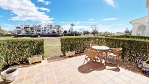 Κήπος έξω από το Lovley Ground Floor 2 Bed Direct Pool Access Free WiFi