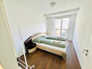 Schlafzimmer mit einem Bett und einem Fenster in der Unterkunft H5 apartman 2 bedrooms with balcony and free parking in Žilina