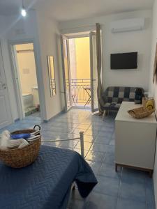 een woonkamer met een bed en een bank bij Casa San Domingo in Marina di Camerota