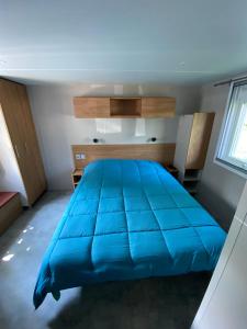 Uma cama ou camas num quarto em Mobilhome grand standing 2 Ch 2 Sde 2 WC