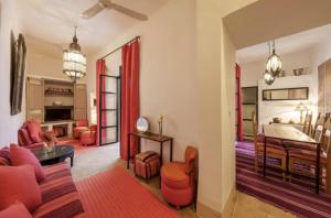 uma sala de estar com um sofá e uma mesa em Riad Slima en exclusivité petits déjeuners compris em Marrakech