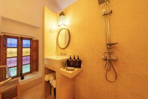 een badkamer met een douche, een wastafel en een spiegel bij Riad Slima en exclusivité petits déjeuners compris in Marrakesh