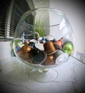 un vaso di vetro riempito con diversi tipi di oggetti di SIYAY Apartment a Eilat