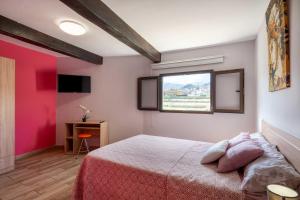 Un dormitorio con una cama grande y una ventana en Las Fajanas de Gáldar en Las Palmas de Gran Canaria