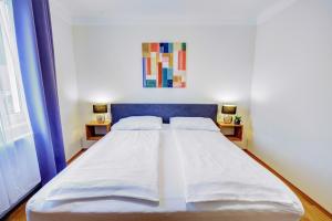 uma cama num quarto com um quadro na parede em Landgasthof Schmid - Unterkunft & Restaurant em Sitzenberg
