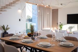 - une salle à manger avec une table et des chaises en bois dans l'établissement LIOQA Resort, à Ugljan