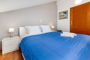 1 dormitorio con cama azul y puerta de madera en Apartment Lili, en Poreč