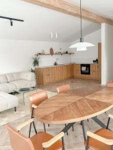 uma sala de estar com uma mesa e um sofá em Island House atostogų namai em Gaylyunay