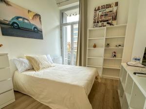 een witte slaapkamer met een bed en een bureau bij 4P Terrasse, Palais à 500 m, Charme Bourgeois in Cannes