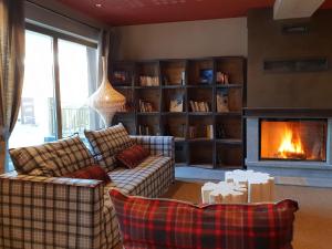 - un salon avec deux canapés et une cheminée dans l'établissement Apartment near ski lift in mountain Village, à Beaufort
